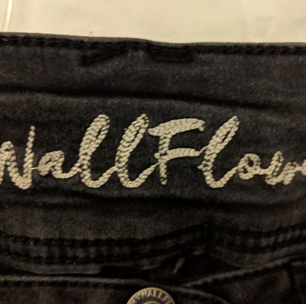 Black Wallflower capris